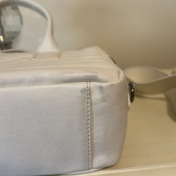 Elegant White Quilted Handbag/Crossbody - Picture 6 of 8